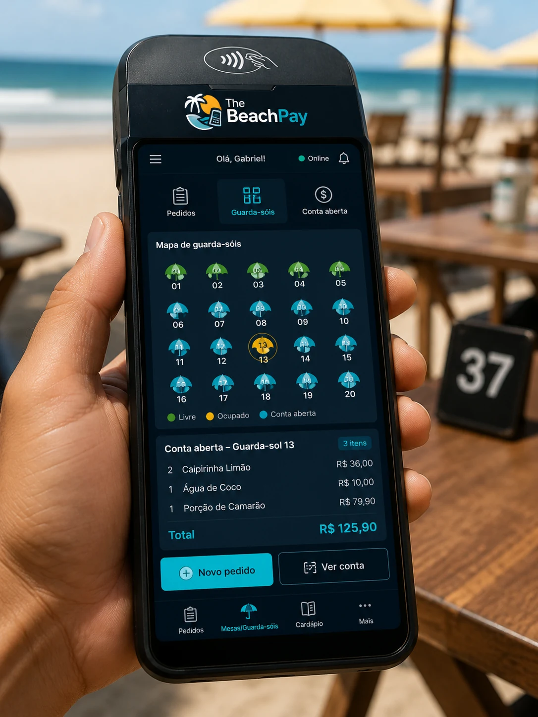The Beach Pay na mão do garçom